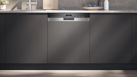 iQ500 Teilintegrierter Geschirrspüler 60 cm Gebürsteter Stahl SN55ES12CE
