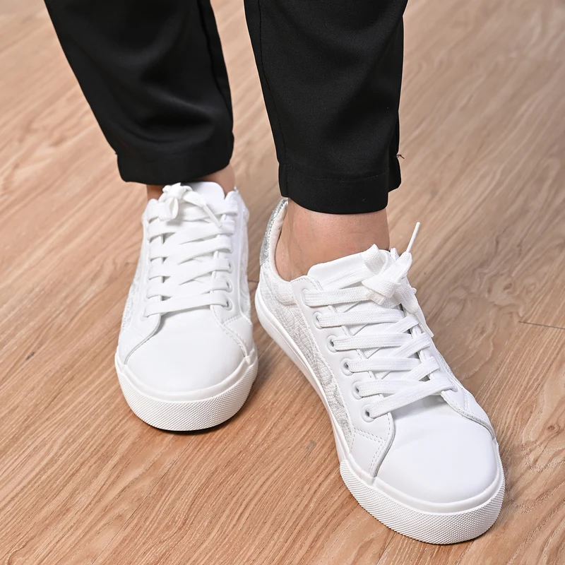 LA MAREY Sneaker aus Kunstleder, Schlangenhautmuster, Größe 40, Weiß