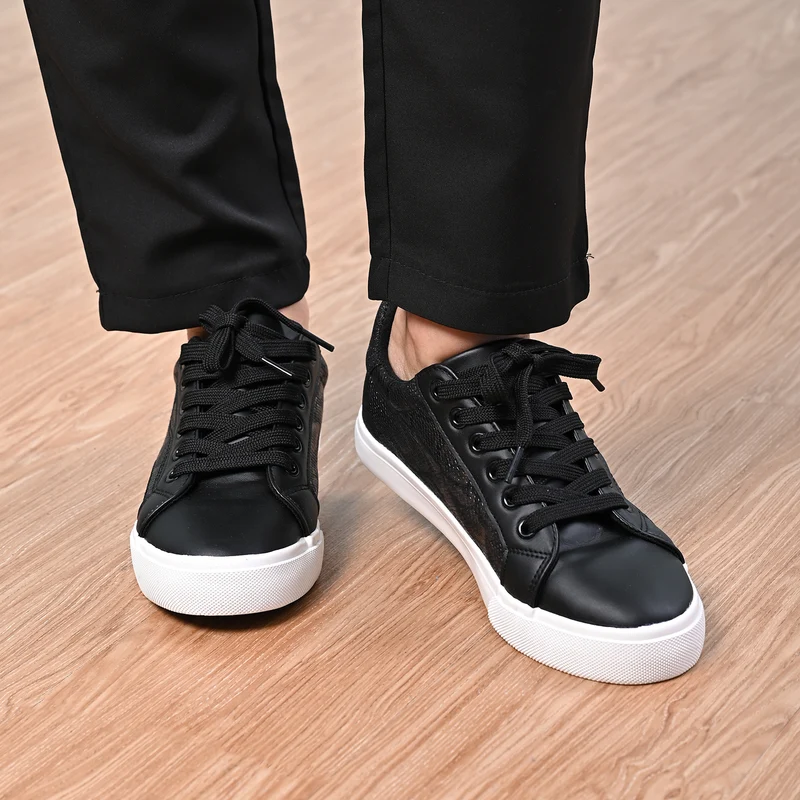 LA MAREY Sneaker aus Kunstleder, Schlangenhautmuster, Größe 39, Schwarz